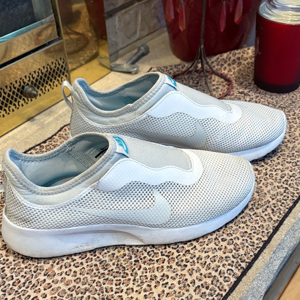 NIKE: women’s Light Gray Slip-On Sneakers. Size 7.